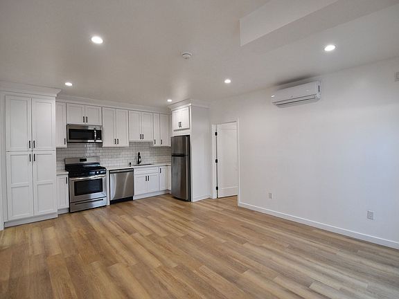 3rd image of 4413 Tujunga Ave #3/4