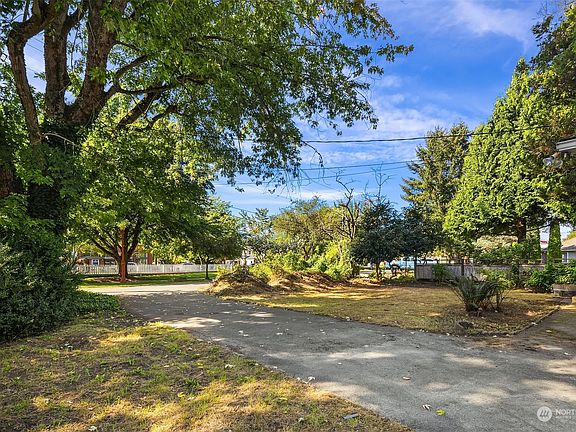 4th image of 300 Rainier Boulevard N