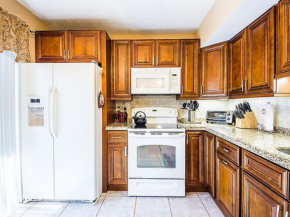 5th image of 7665 NW 38th Ct