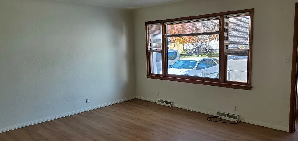 2 bed, 1.0 bath, $1,095 — Photo 2