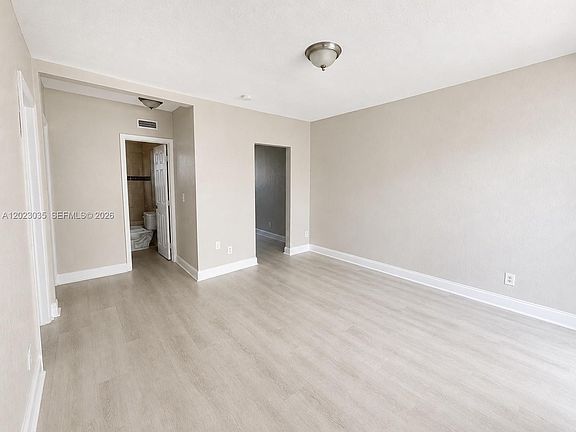4th image of 1920 Washington Ave #5