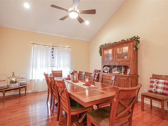 5th image of 302 E Spencer Ln
