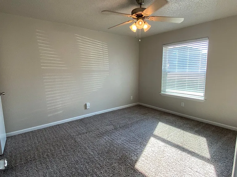Yukon Heights Apartments — Photo 34