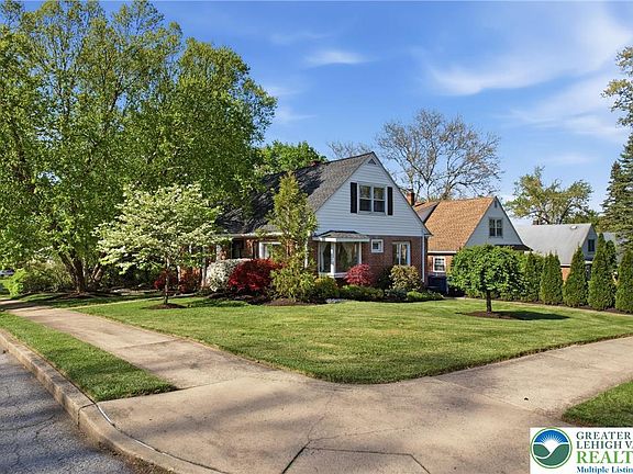 2nd image of 2351 W Greenleaf St