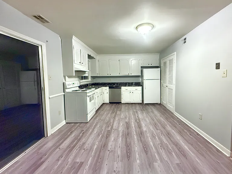 2105 Lauderdale Dr — Photo 10