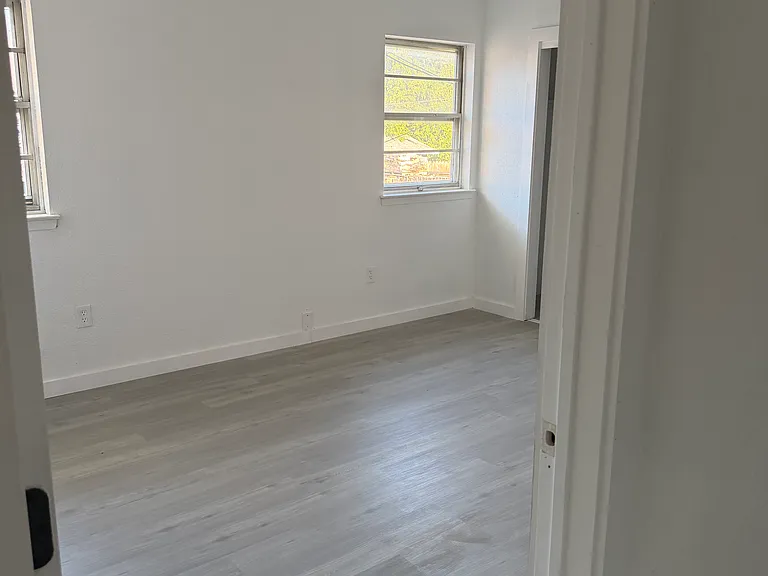806 S Atkerson Ln — Photo 3