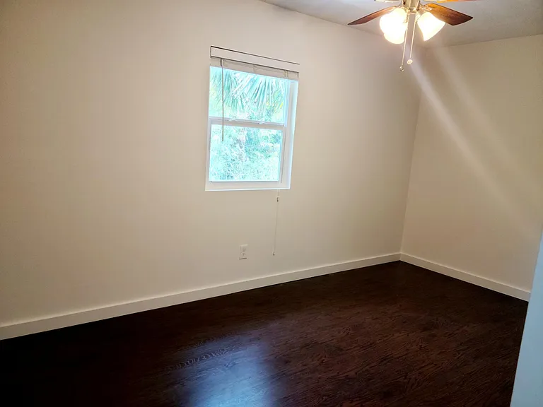Upstairs bedroom 15.5'x9'