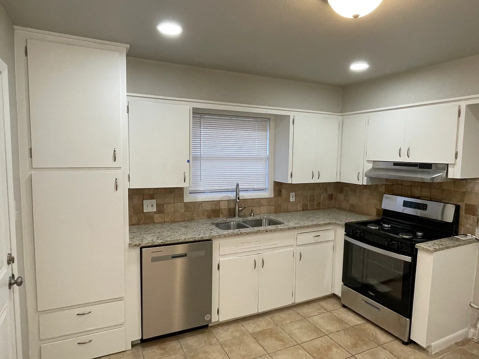 3 bed, 1.5 bath, 1422 sqft, $1,600 — Photo 3
