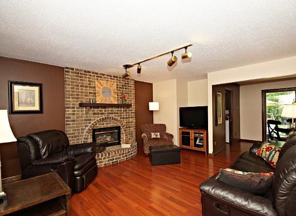 3rd image of 16 Knoll Cir W