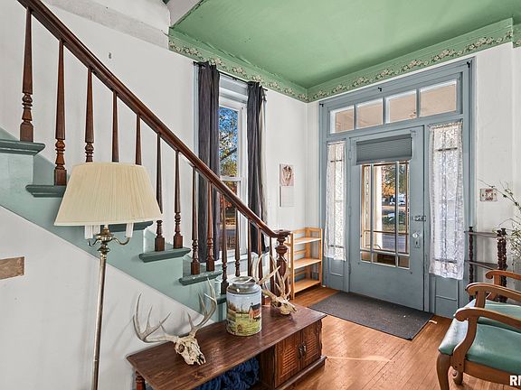 3rd image of 203 W Sheridan Rd