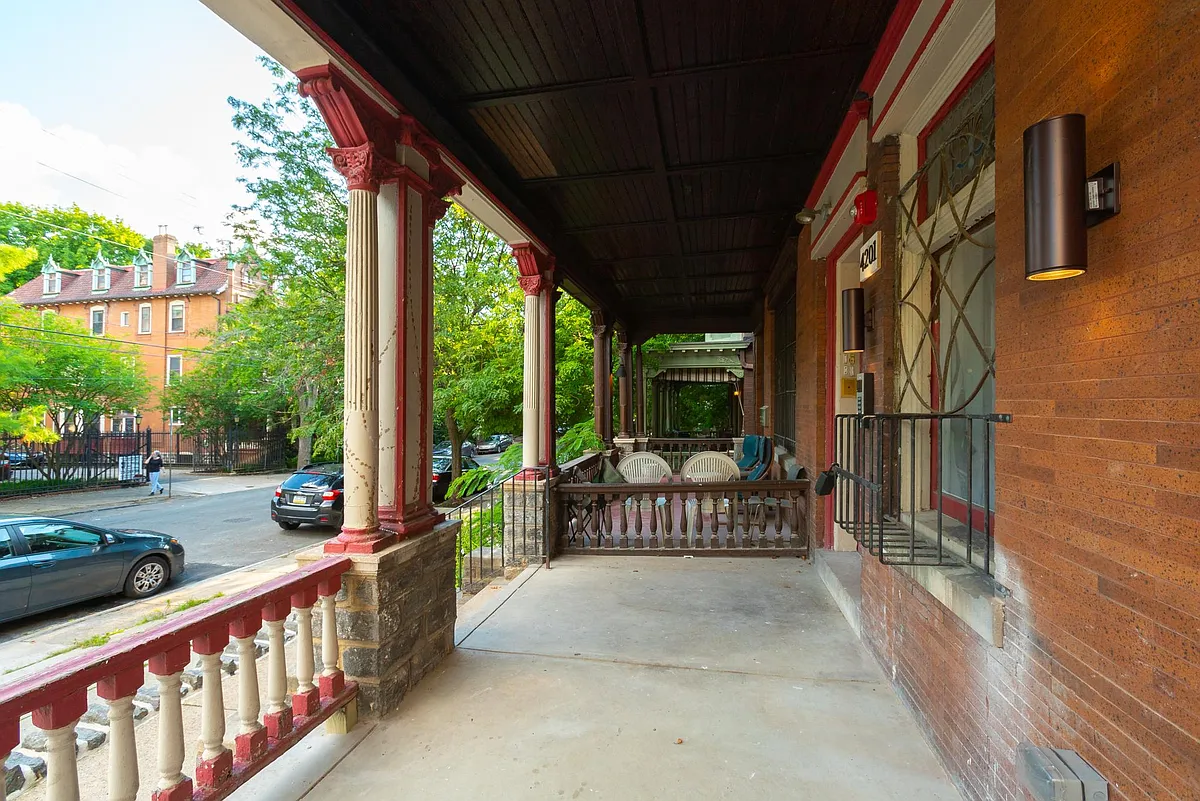 Building Photo - 4201 Pine St #1R