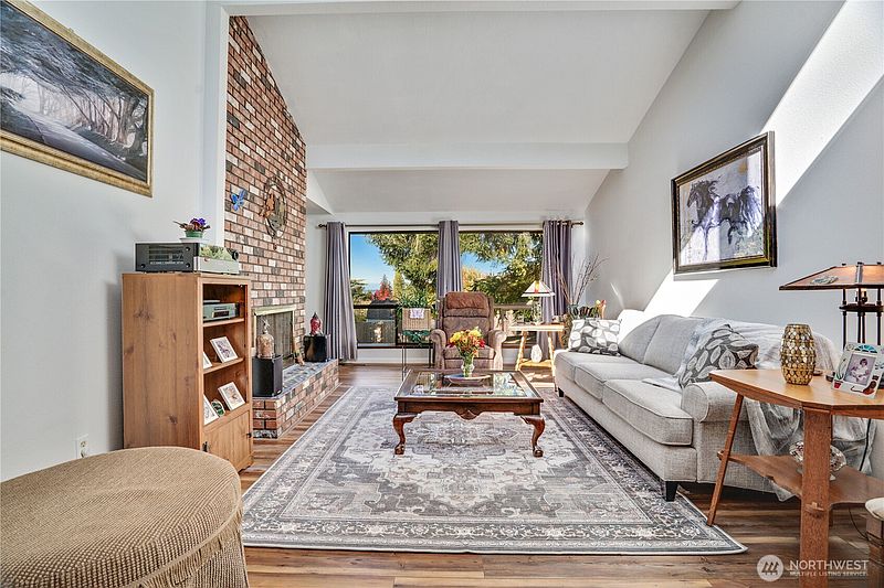 4th image of 907 Powell Street