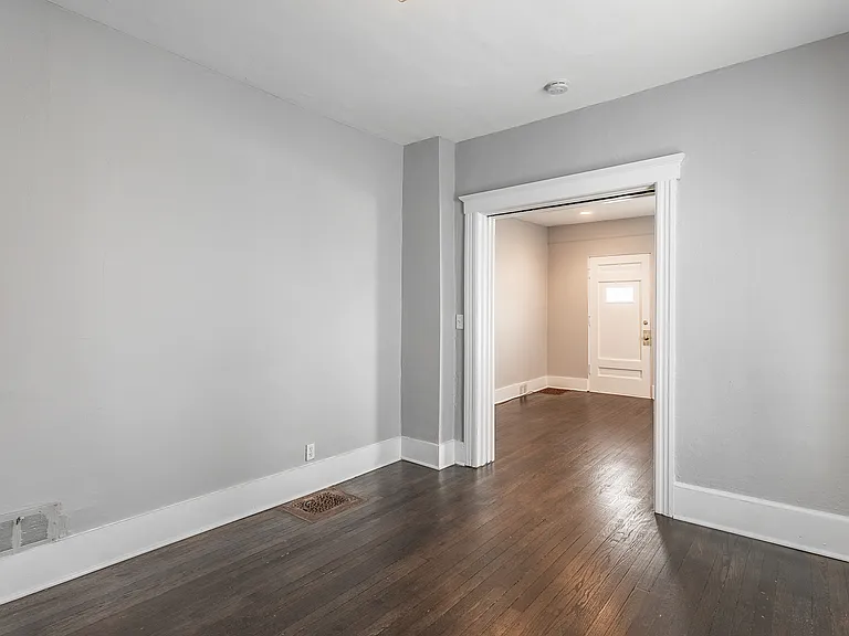 409 E 6th St #2 — Photo 5