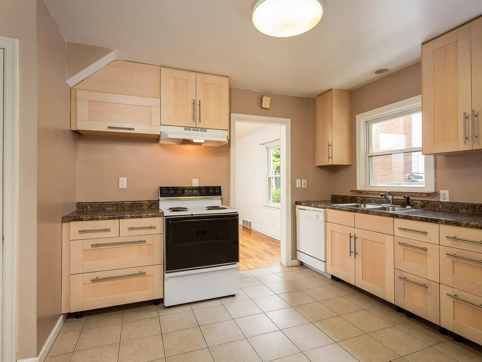 6 bed, $5,160 — Photo 4