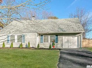 15 Silver Pine Dr, Medford, NY 11763
