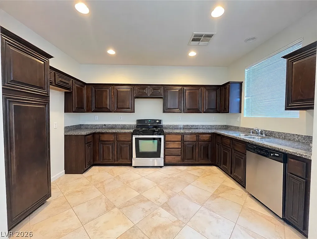 3 bed, 2.5 bath, 1726 sqft, $1,875 — Photo 2