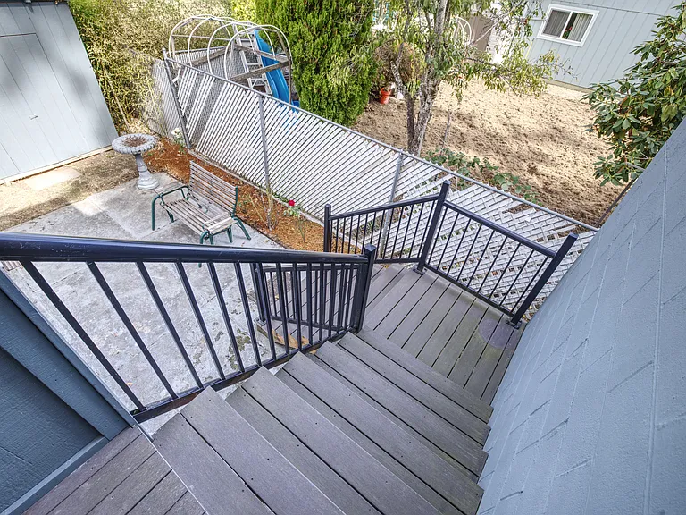 1033 Columbia Ave — Photo 7