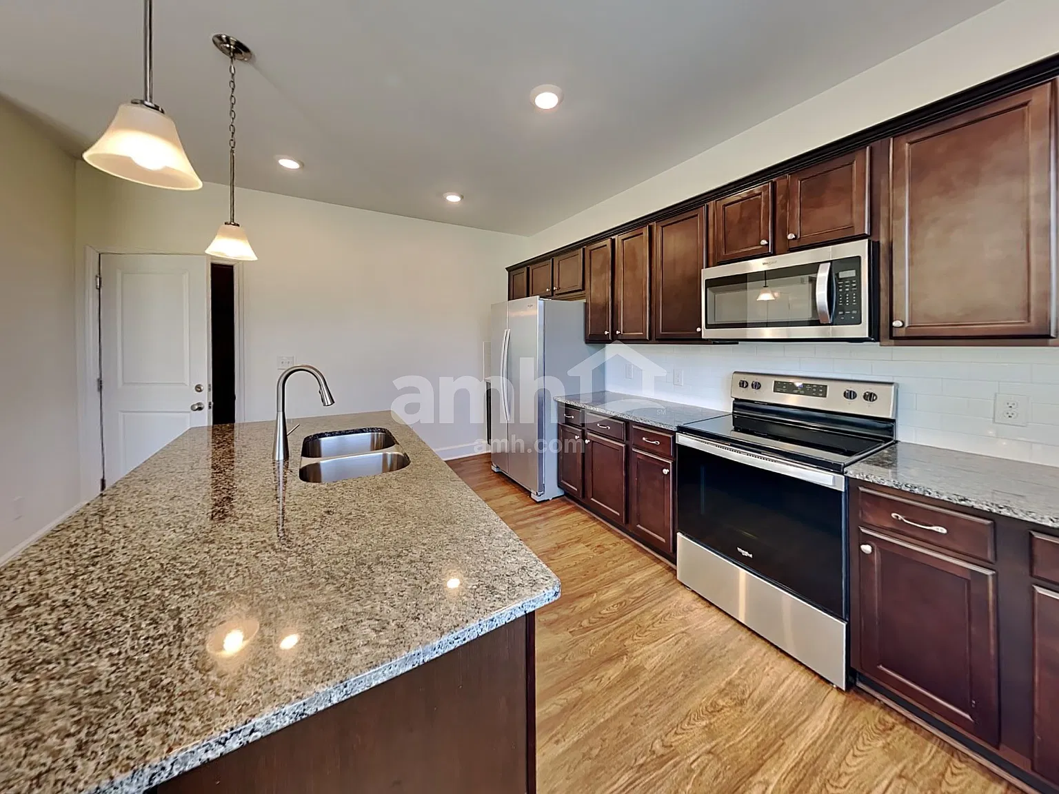 3 bed, 2.5 bath, 1895 sqft, $2,405 — Photo 3