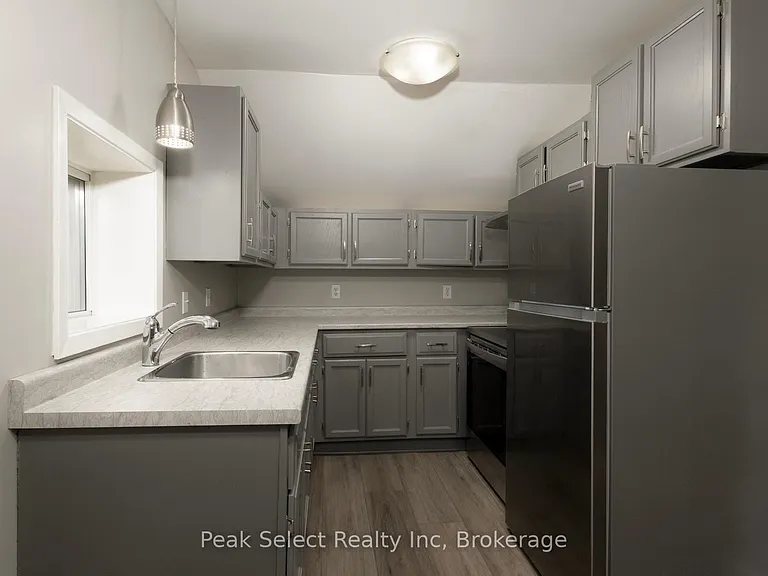 32 Victoria St W #C — Photo 2