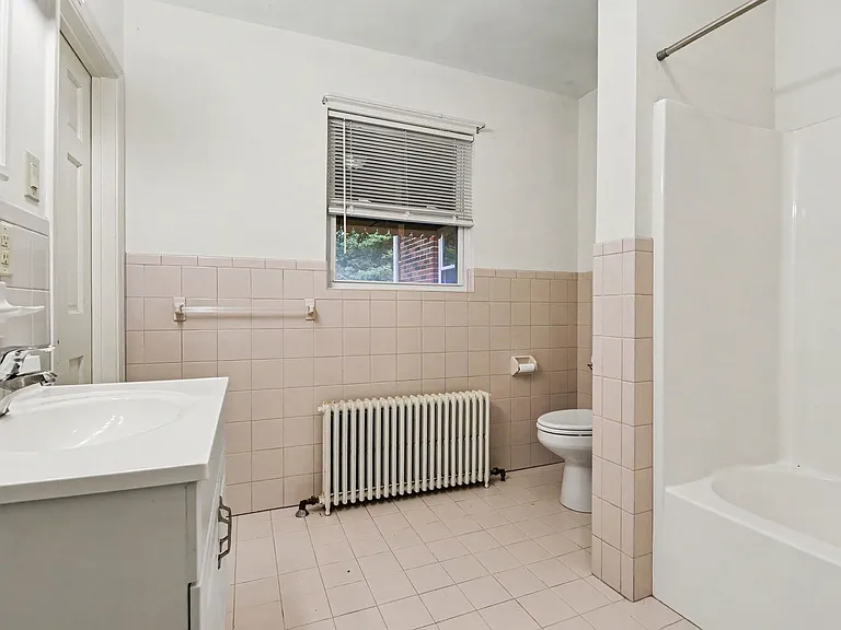 125 W Governor Rd — Photo 13