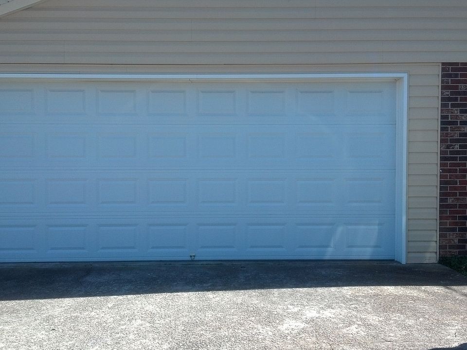 2 car garage w/ automatic do