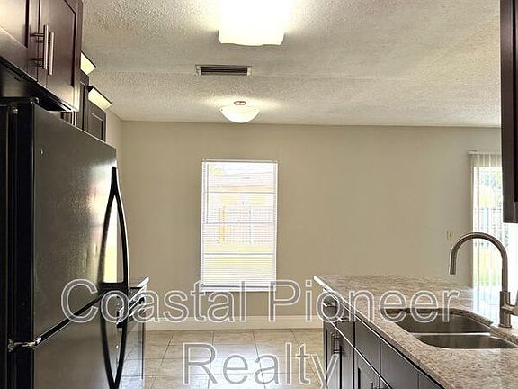 5th image of 606 Sandy Creek Dr