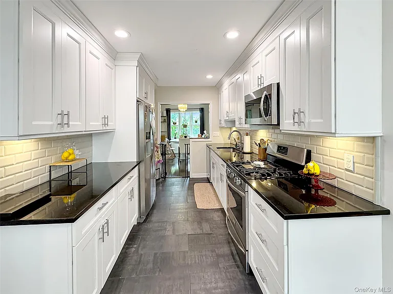 98 Frederick Ave — Photo 8