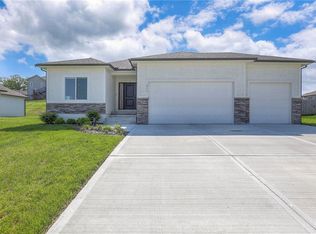 811 NW Hickory Ridge Dr, Grain Valley, MO 64029