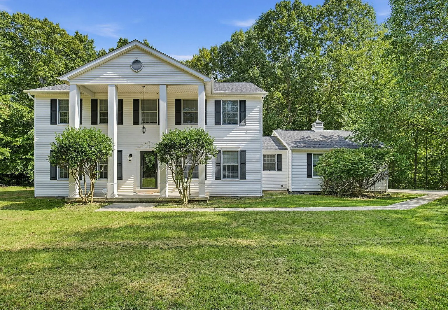 4 bed, 3.0 bath, 2810 sqft, $3,200 — Photo 1