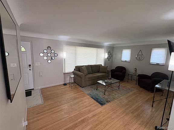 4th image of 175 Ashland St