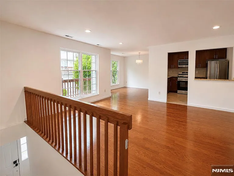 555 Ridge Ln — Photo 8