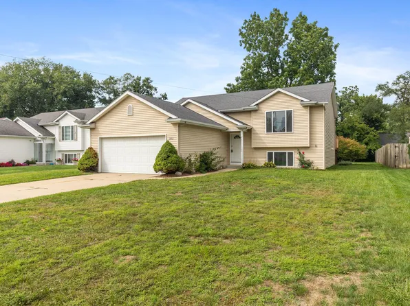303 Regent St SE, Kentwood, MI 49548