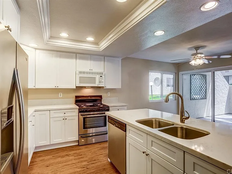 387 N Melrose Dr #C — Photo 1