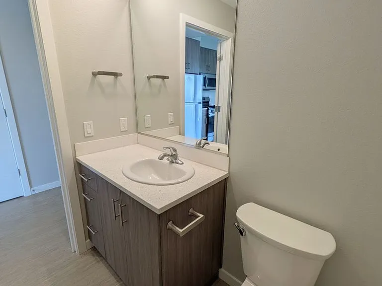 Division 31 Apartments — Photo 10