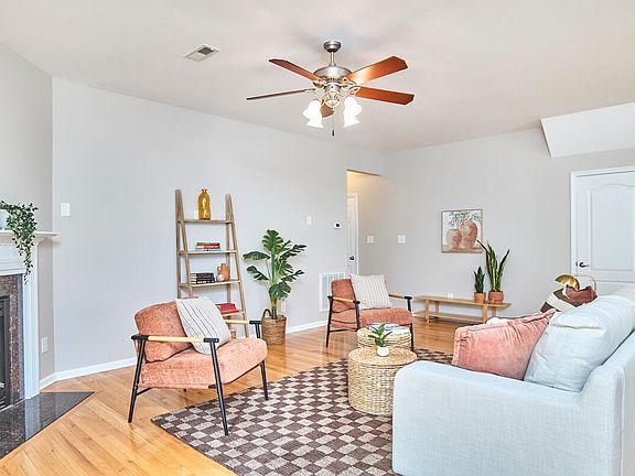 4th image of 304 Shorehouse Way