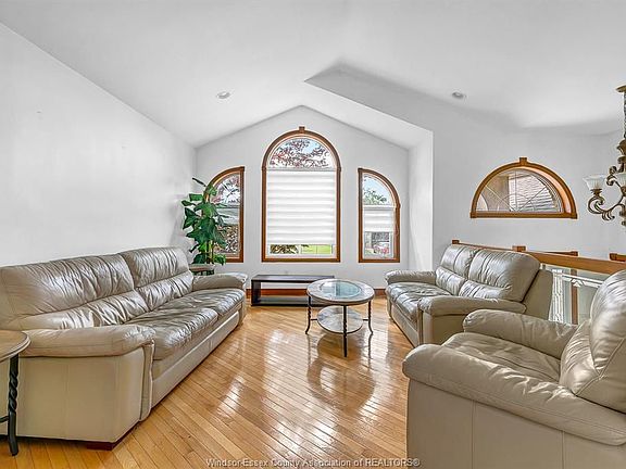 5th image of 1072 Imperial Cres
