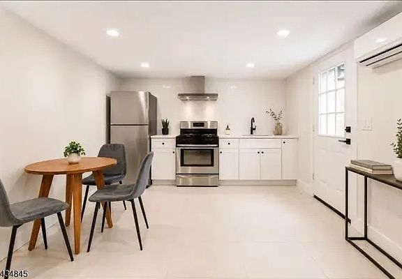 5th image of 53 Jewett Ave Floor 1