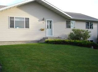 913 25 1/2 Ave NW, Minot, ND 58703