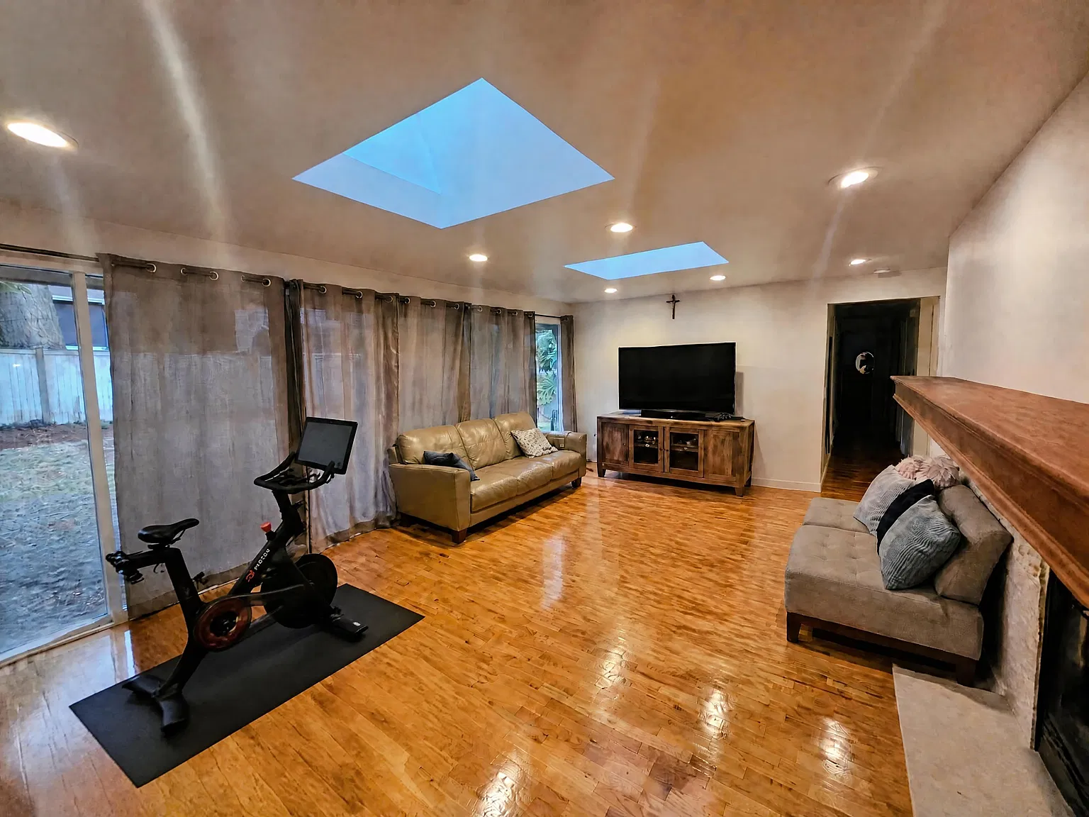 4 bed, 1900 sqft, $4,300 — Photo 2