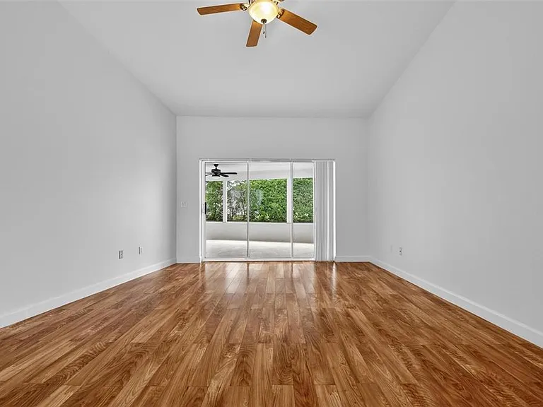 231 Wellington Dr — Photo 3