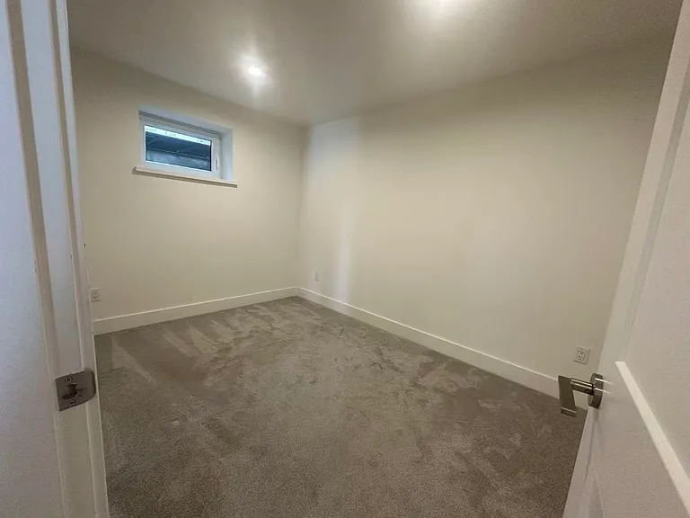 1525 King George Blvd — Photo 4