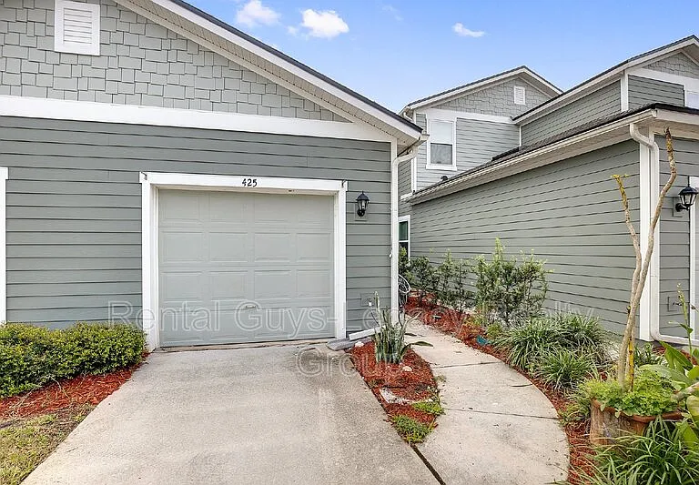 425 Servia Dr — Photo 3