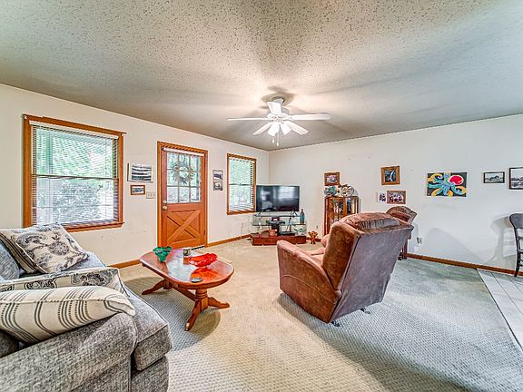4th image of 60 Castlewood Ct