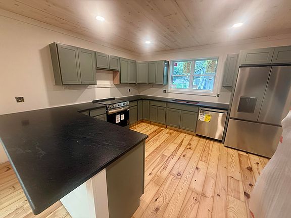 4th image of 133 Maple Ave