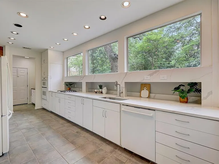 805 Leonard St — Photo 23