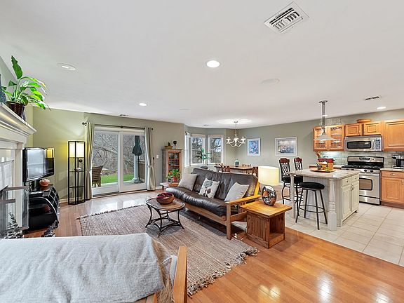 5th image of 606 Willow Pond Dr