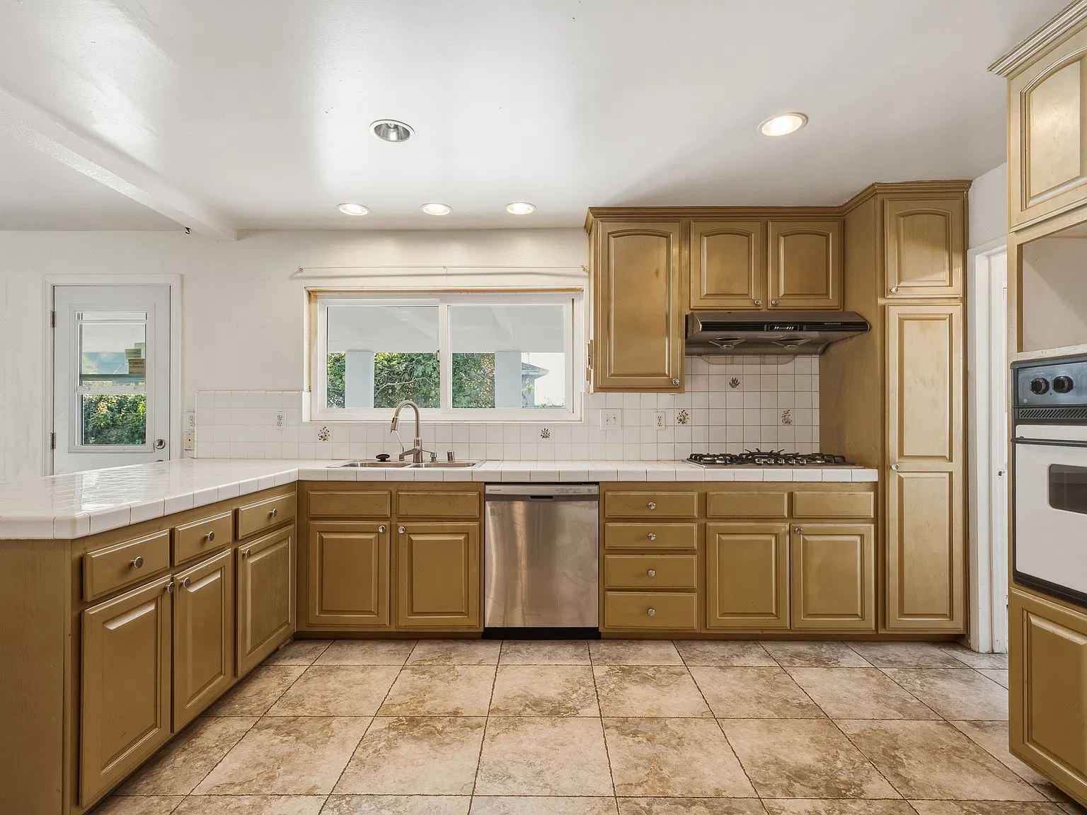 5 bed, 2210 sqft, $4,500 — Photo 2
