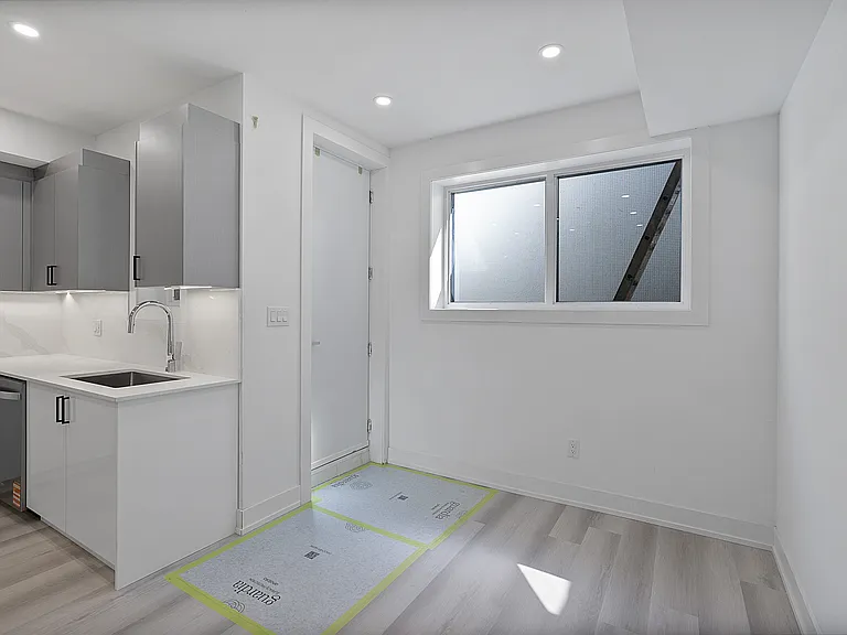 587 Oakwood Ave — Photo 10