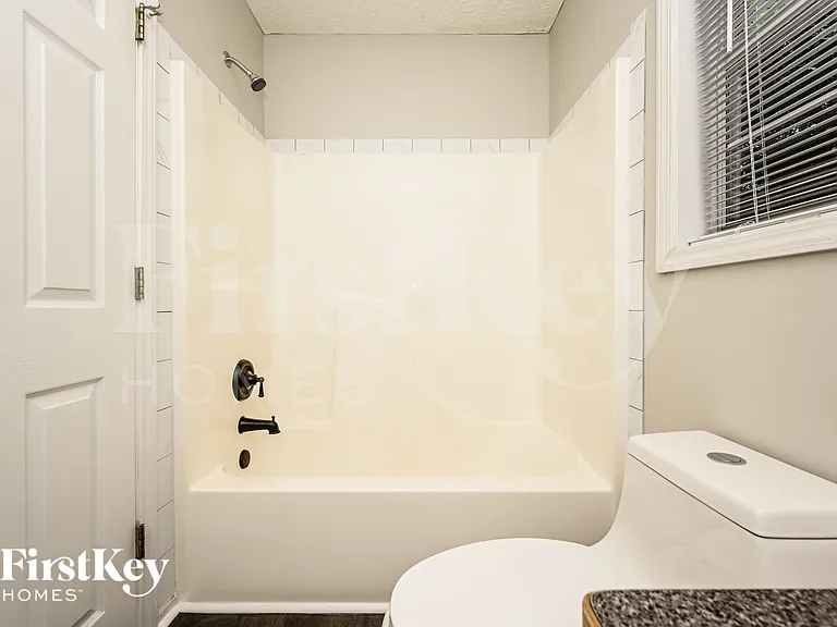 724 Westbury Dr — Photo 16