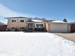 884 Leahy Cir E, Des Plaines, IL 60016